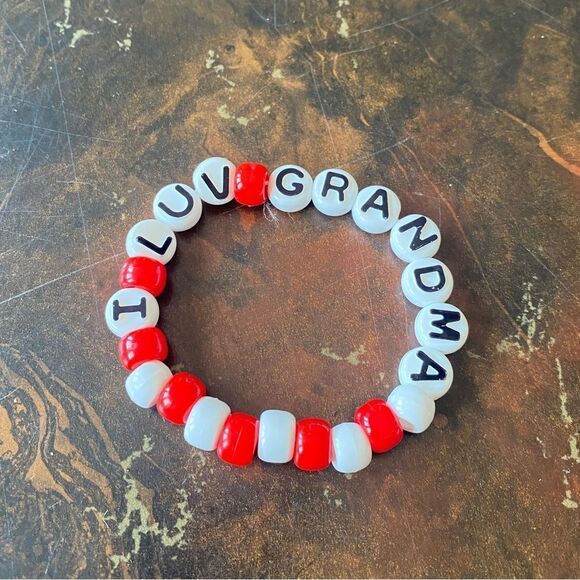 "I Luv Grandma" Beaded Red and White Bracelet - Picture 1 of 3